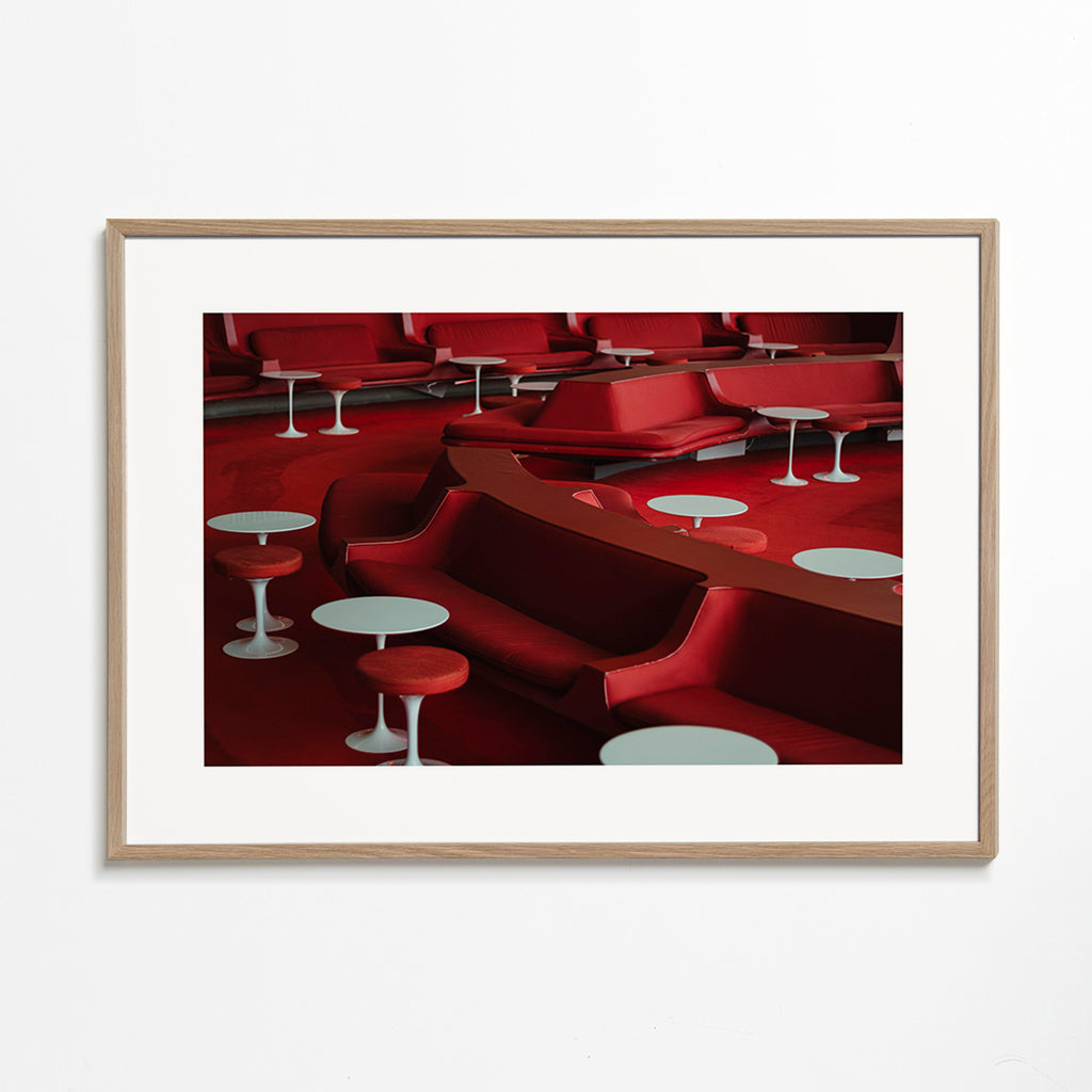 Fotografia lounge vermelha com assentos curvos
