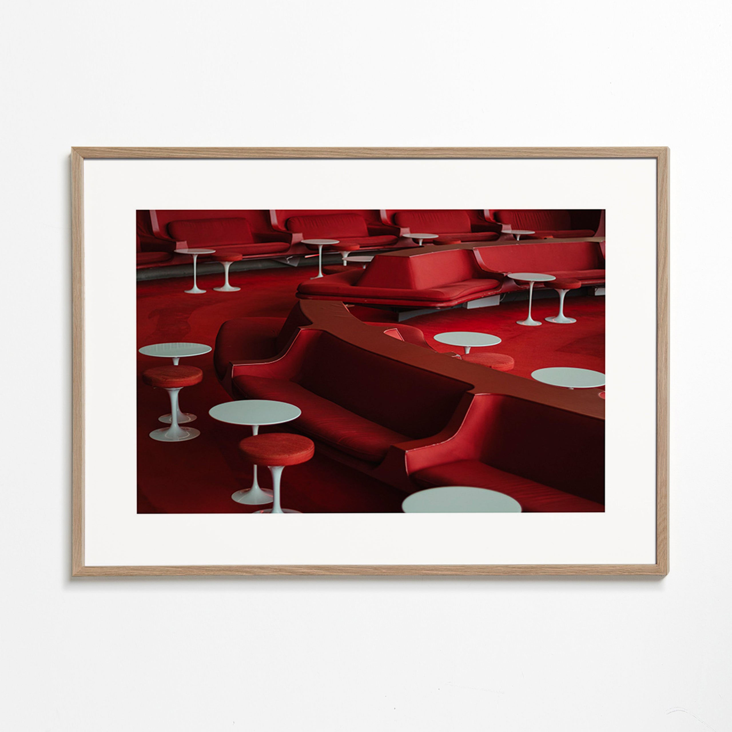 Fotografia lounge vermelha com assentos curvos