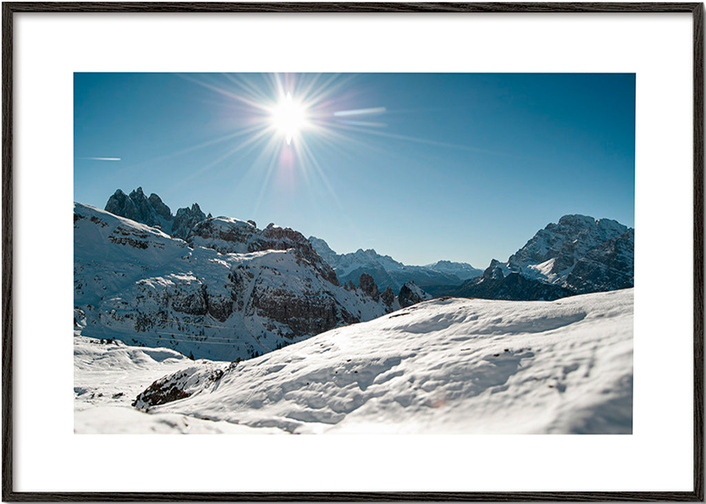 Quadro de paisagem: serra nevada com sol radiante