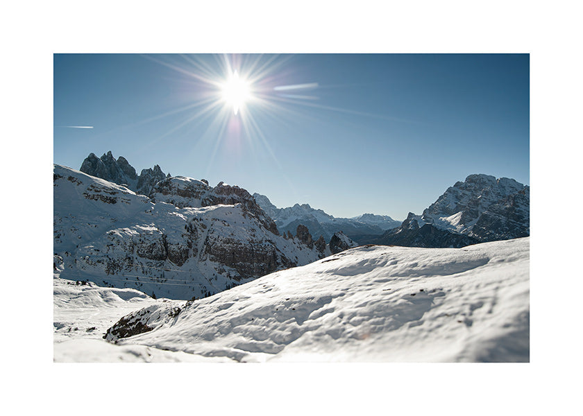 Quadro de paisagem: serra nevada com sol radiante