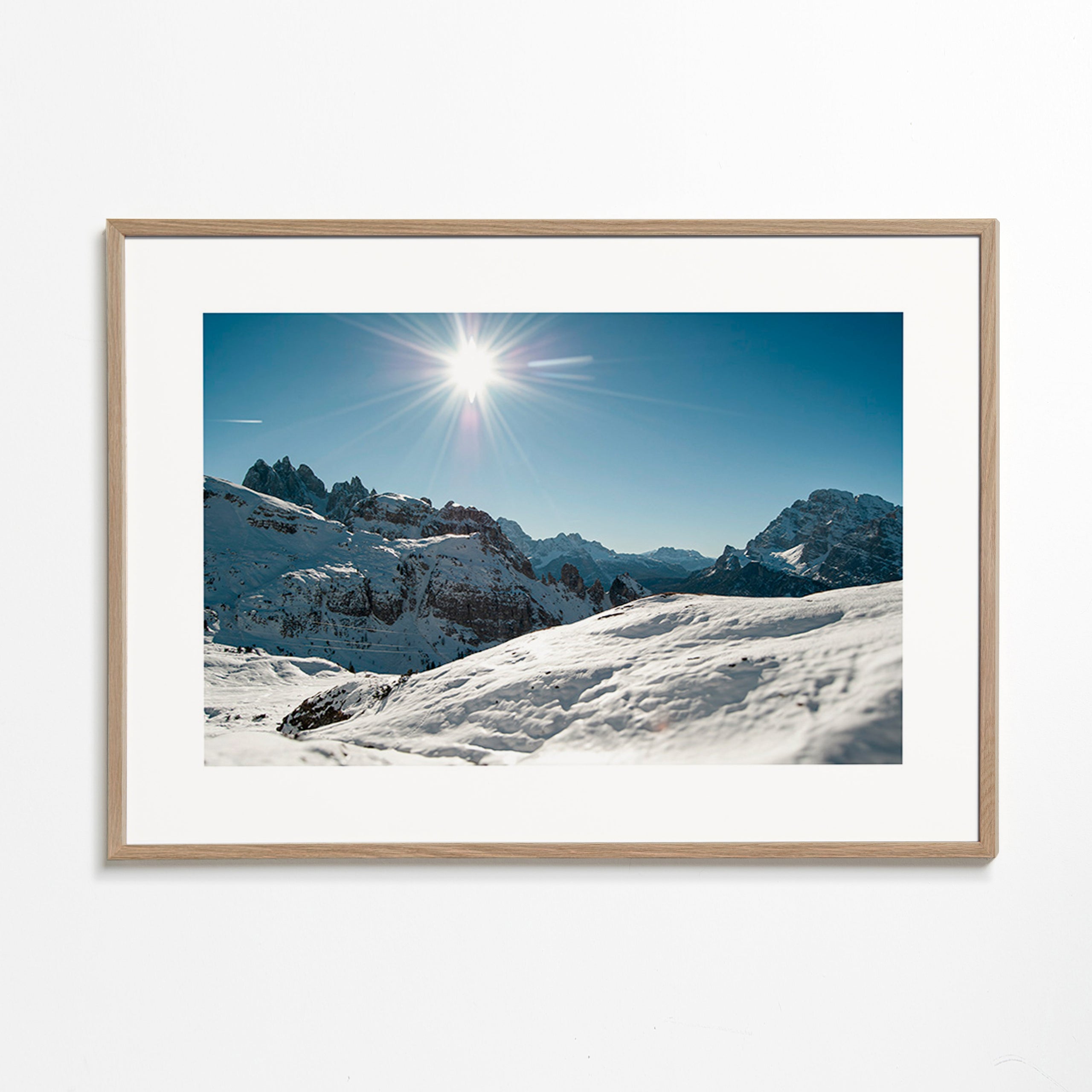 Quadro de paisagem: serra nevada com sol radiante