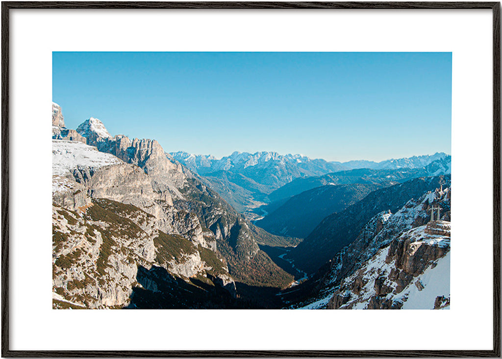 Quadro paisagístico com vale de montanha nevado