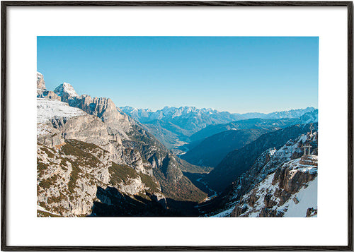 Quadro paisagístico com vale de montanha nevado
