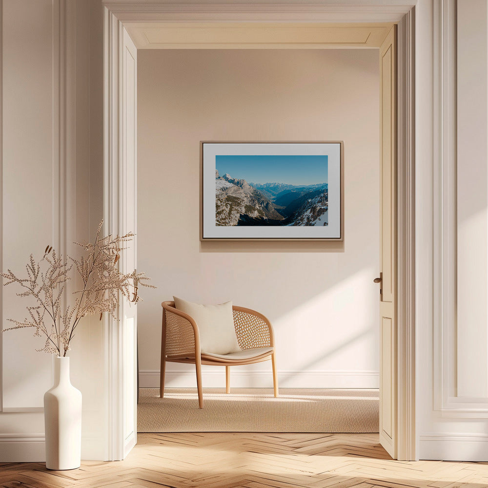 Quadro paisagístico com vale de montanha nevado