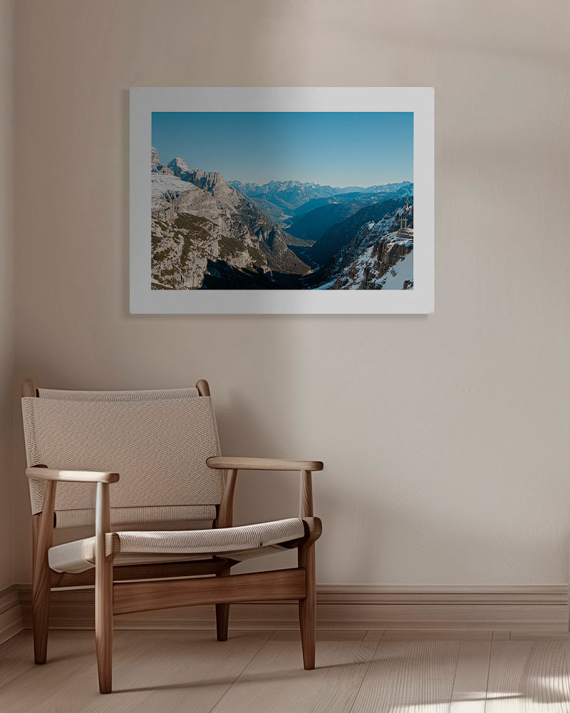 Quadro paisagístico com vale de montanha nevado
