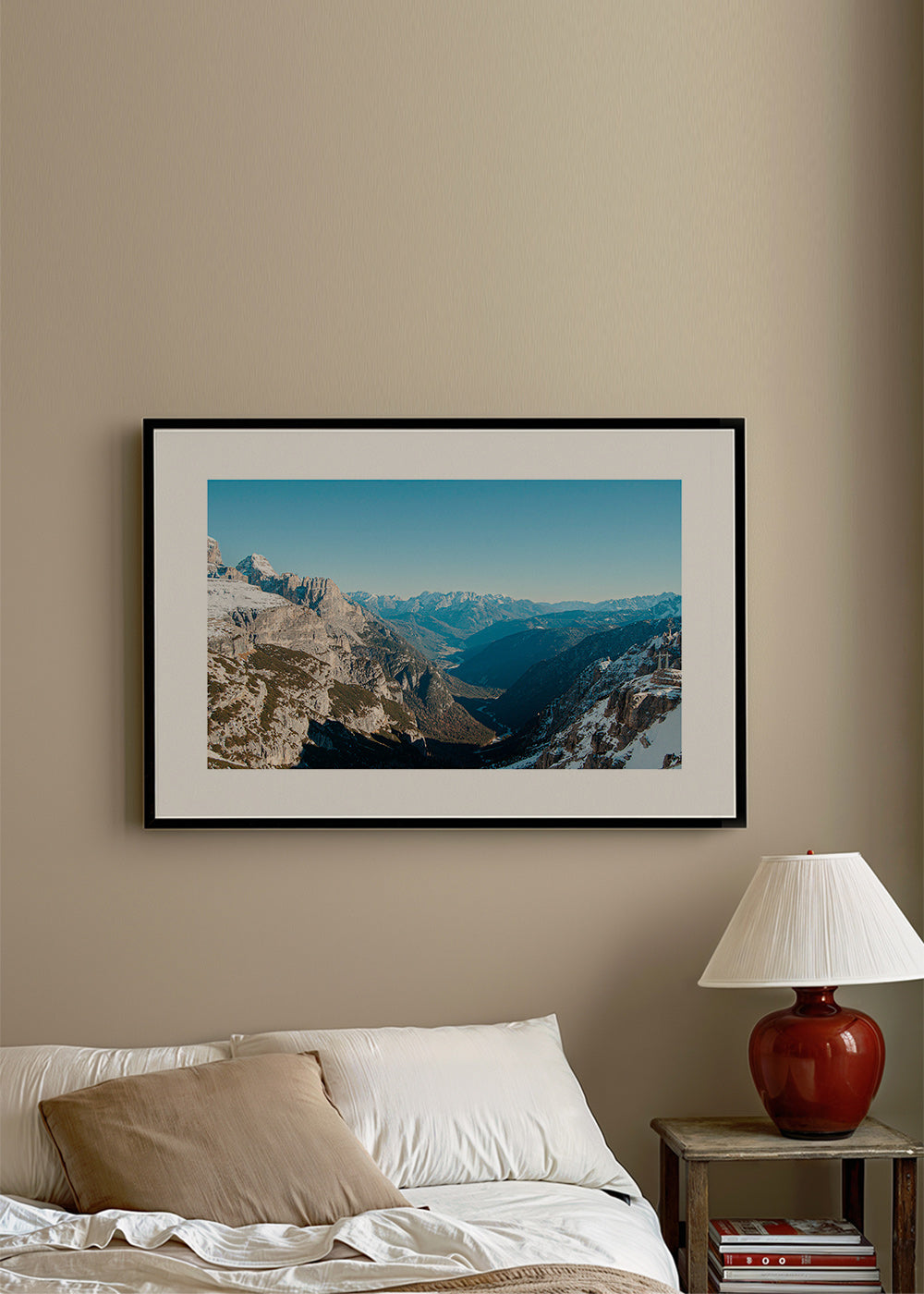 Quadro paisagístico com vale de montanha nevado