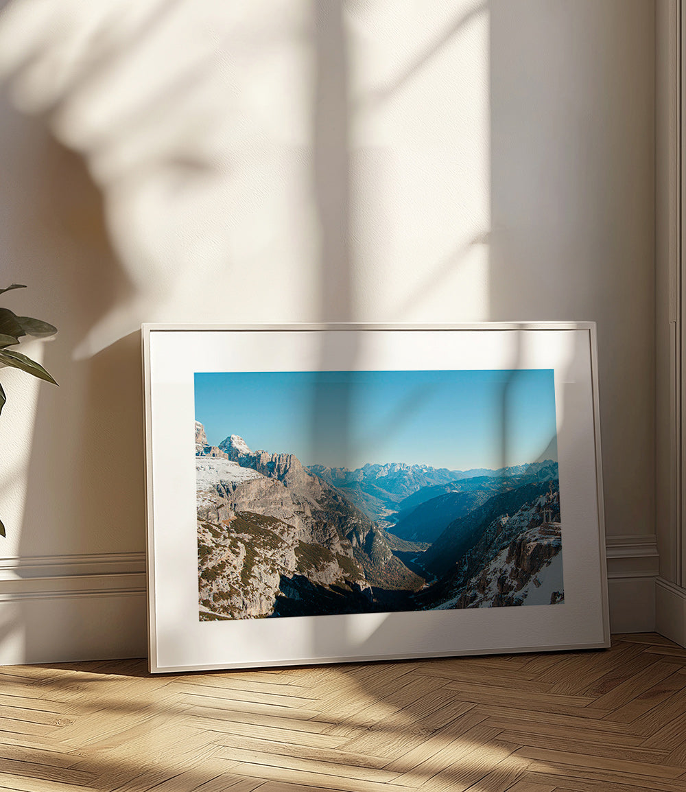 Quadro paisagístico com vale de montanha nevado