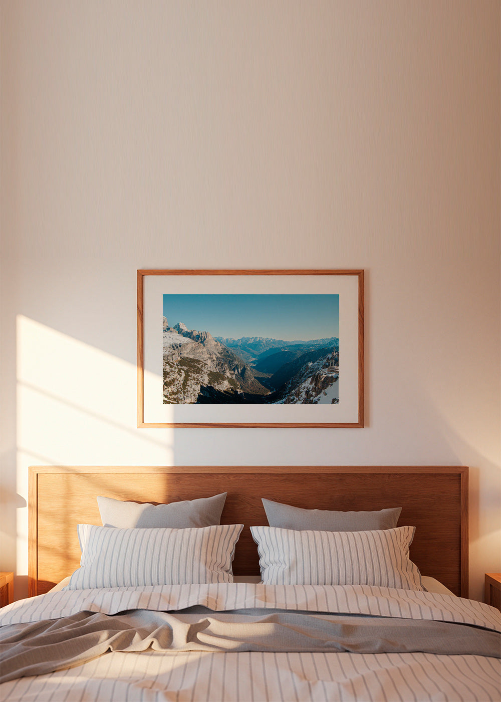 Quadro paisagístico com vale de montanha nevado