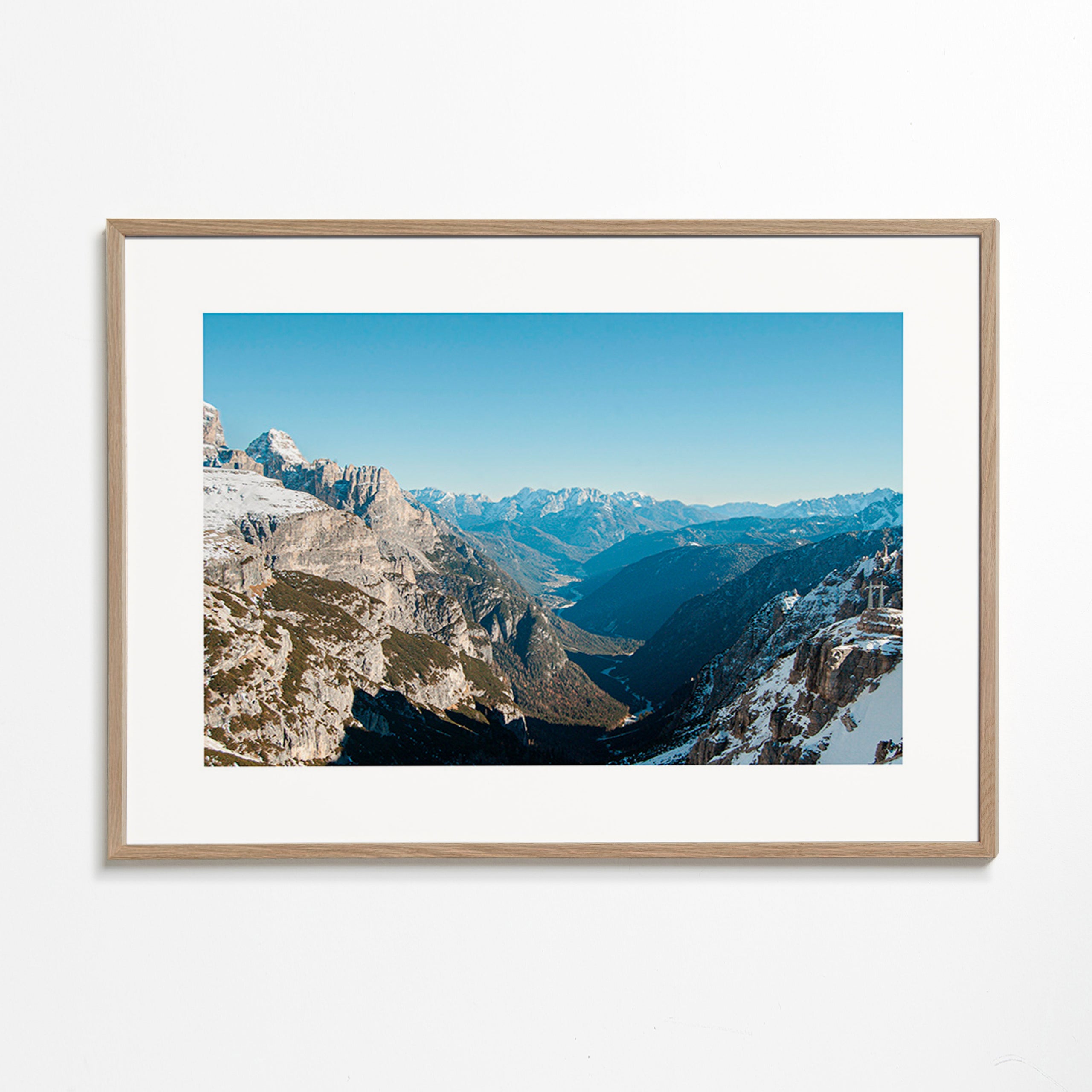Quadro paisagístico com vale de montanha nevado