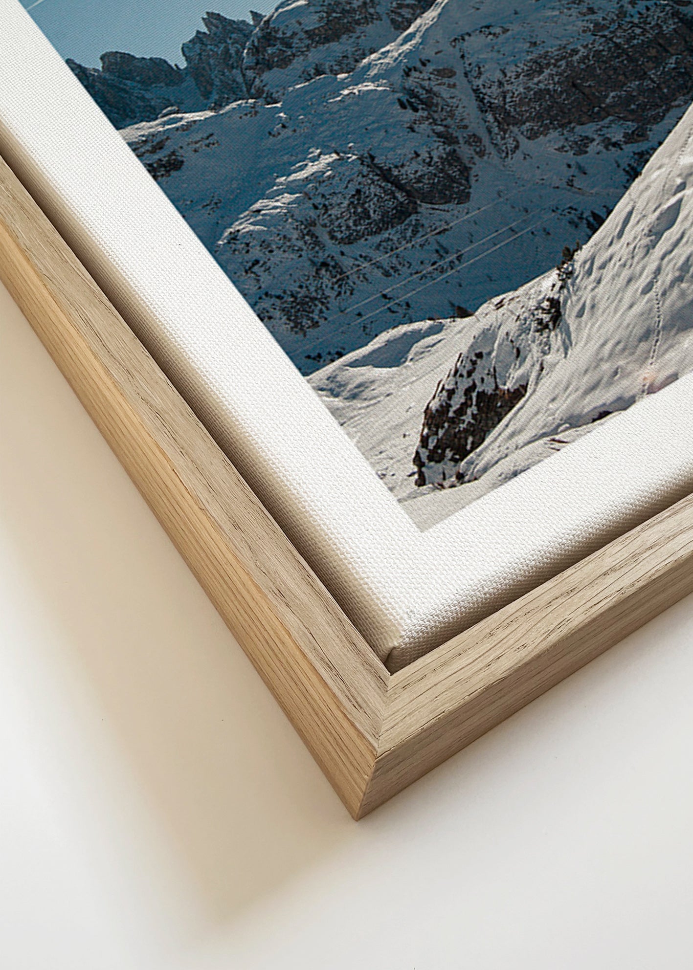 Arte paisagística: picos nevados sob o sol