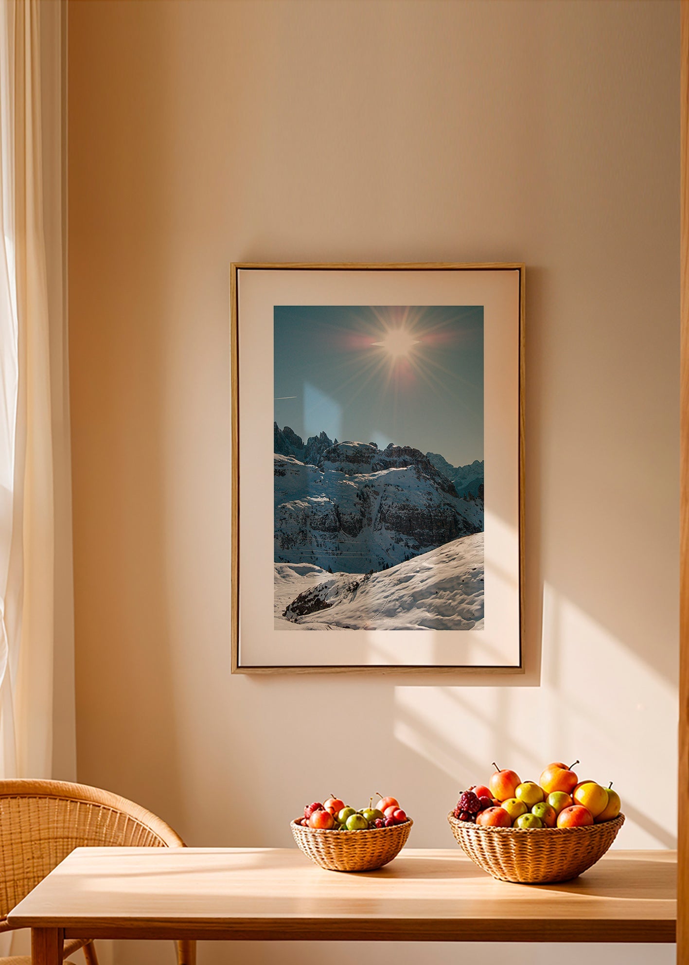 Arte paisagística: picos nevados sob o sol