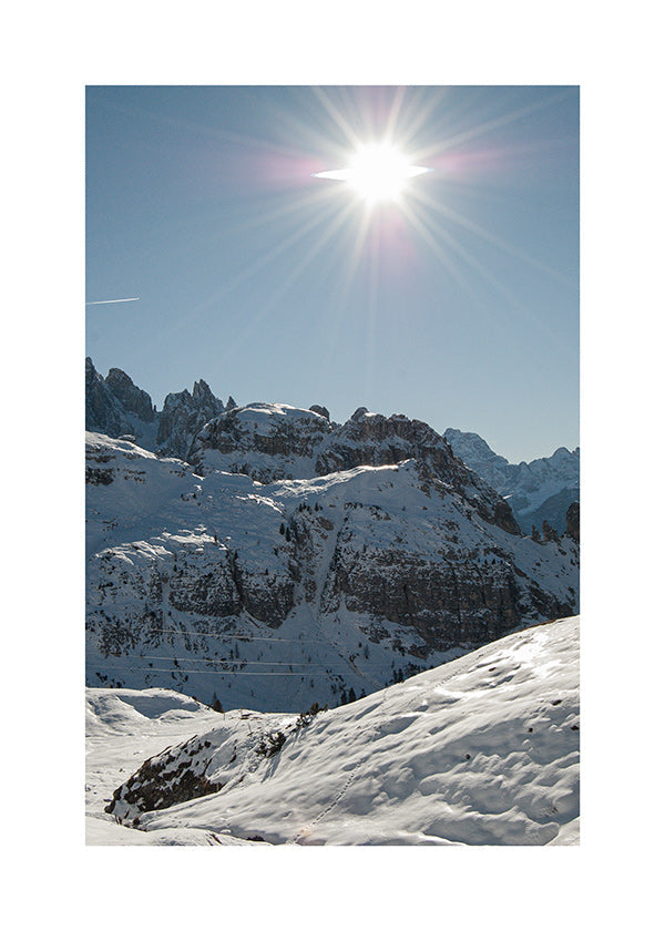 Arte paisagística: picos nevados sob o sol