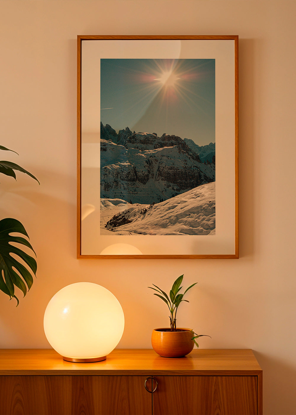 Arte paisagística: picos nevados sob o sol