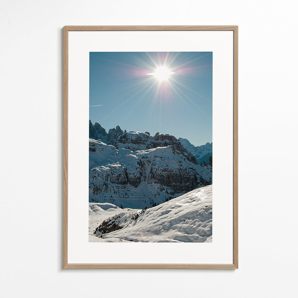 Arte paisagística: picos nevados sob o sol