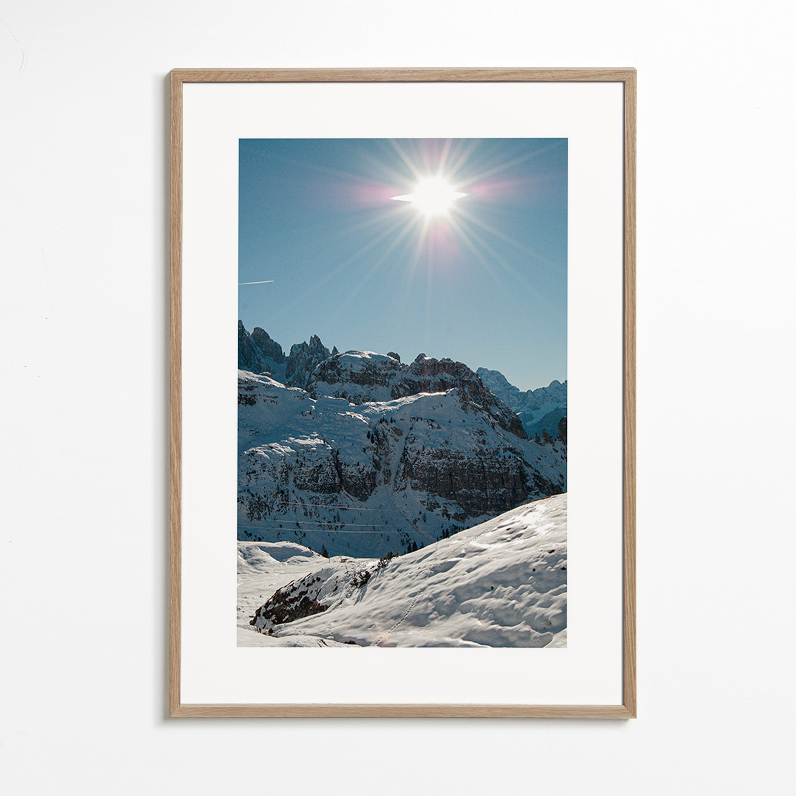 Arte paisagística: picos nevados sob o sol