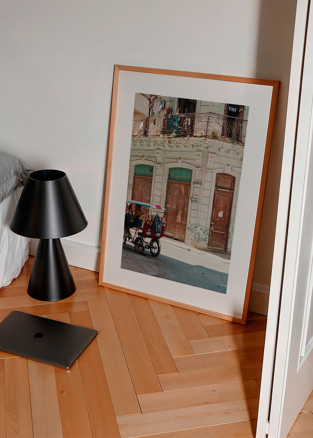 Quadro de cidades: fachada de Havana com riquixá