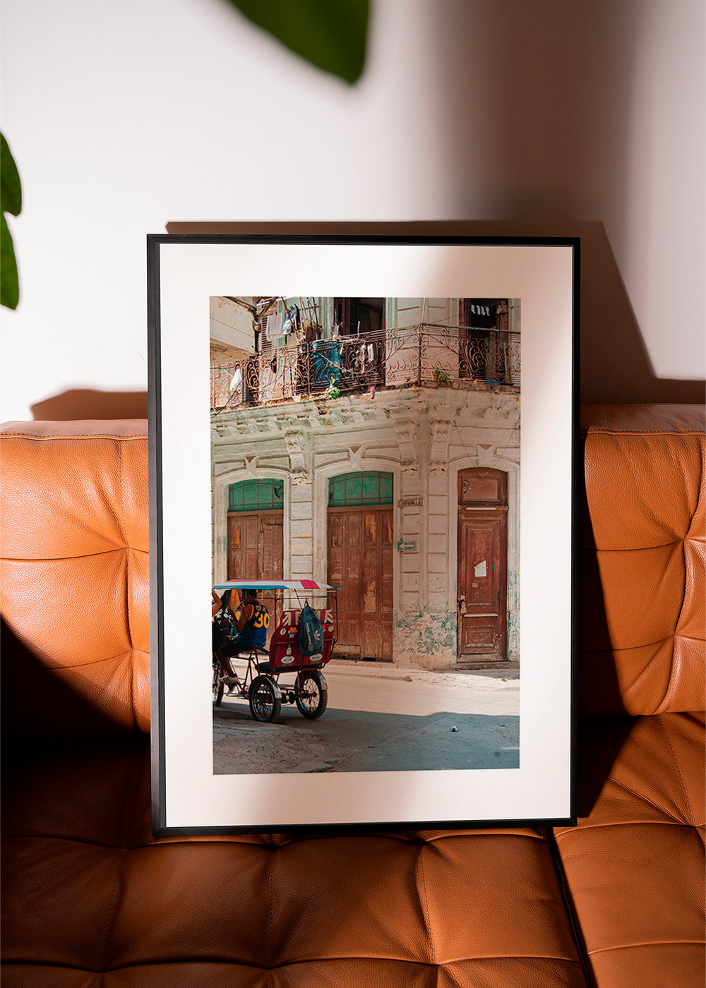 Quadro de cidades: fachada de Havana com riquixá