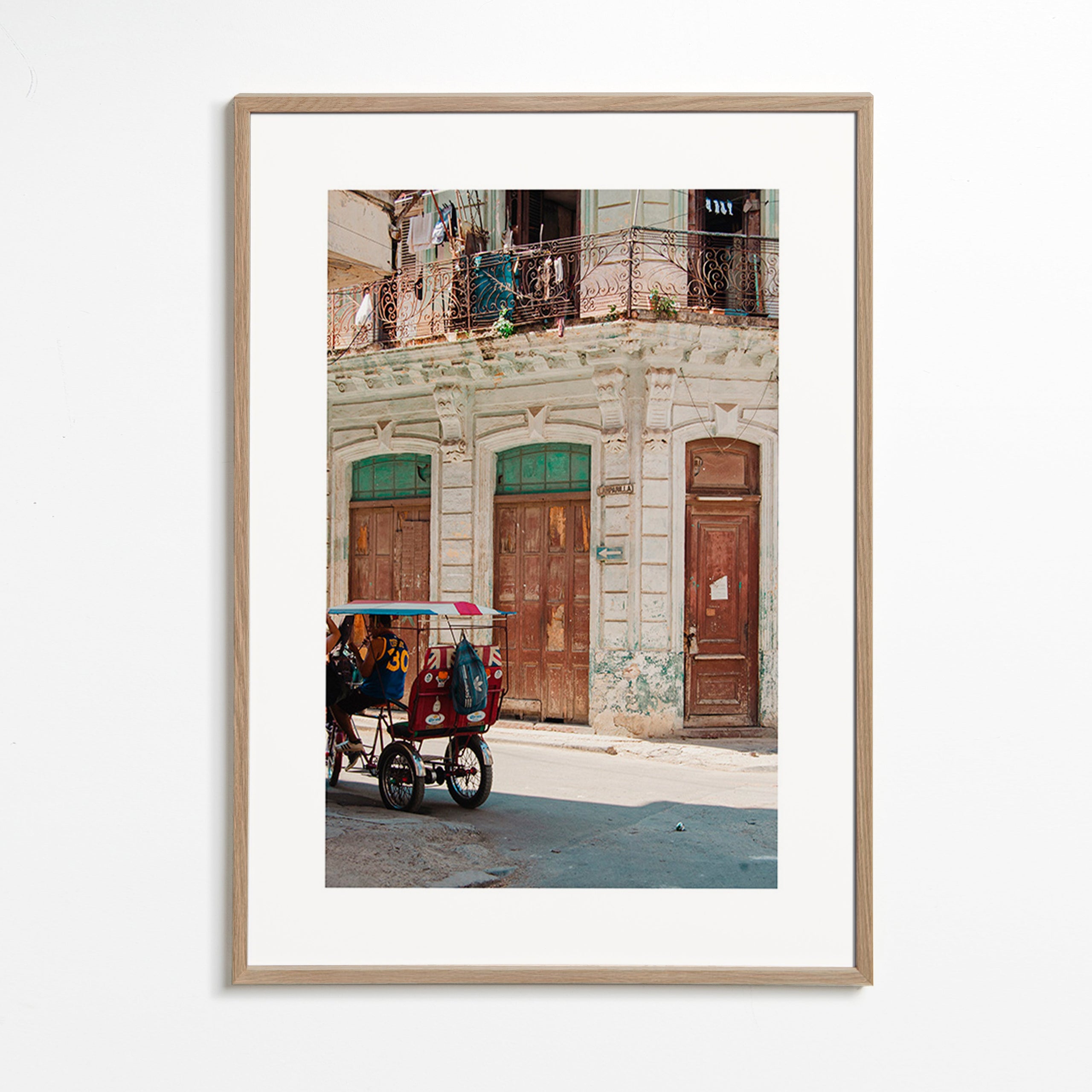 Quadro de cidades: fachada de Havana com riquixá