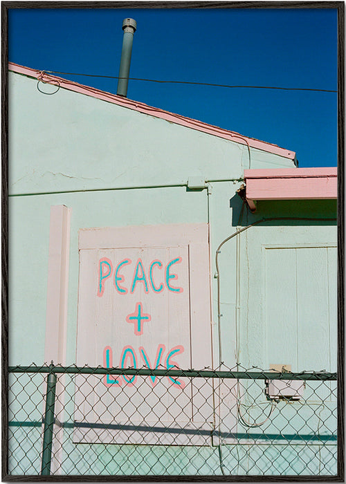 Fotografia de fachada com grafite Peace + Love – Black Frame