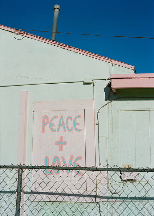 Fotografia de fachada com grafite Peace + Love