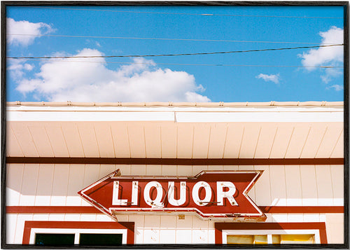 Quadro vintage com letreiro 'LIQUOR' e céu azul – Black Frame