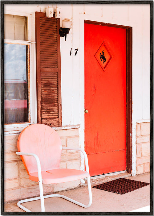 Fotografia de motel com porta vermelha e cadeira retro – Black Frame