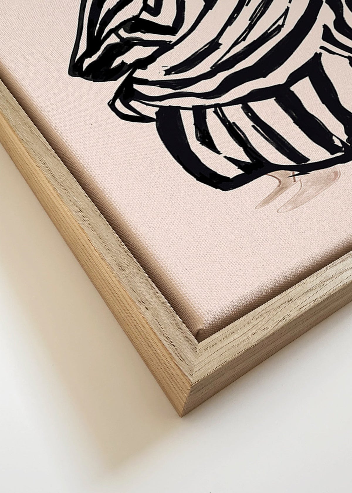 Ilustração de mulher sentada com riscas marcantes – Canvas detail