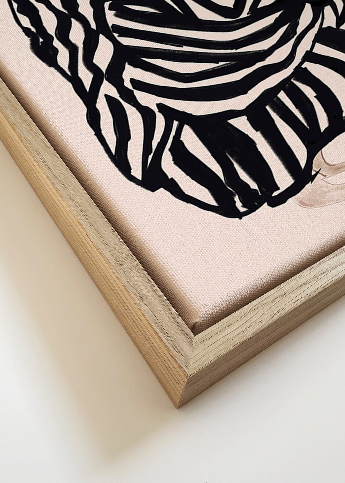 Ilustração de figura feminina com riscas gráficas – Canvas detail