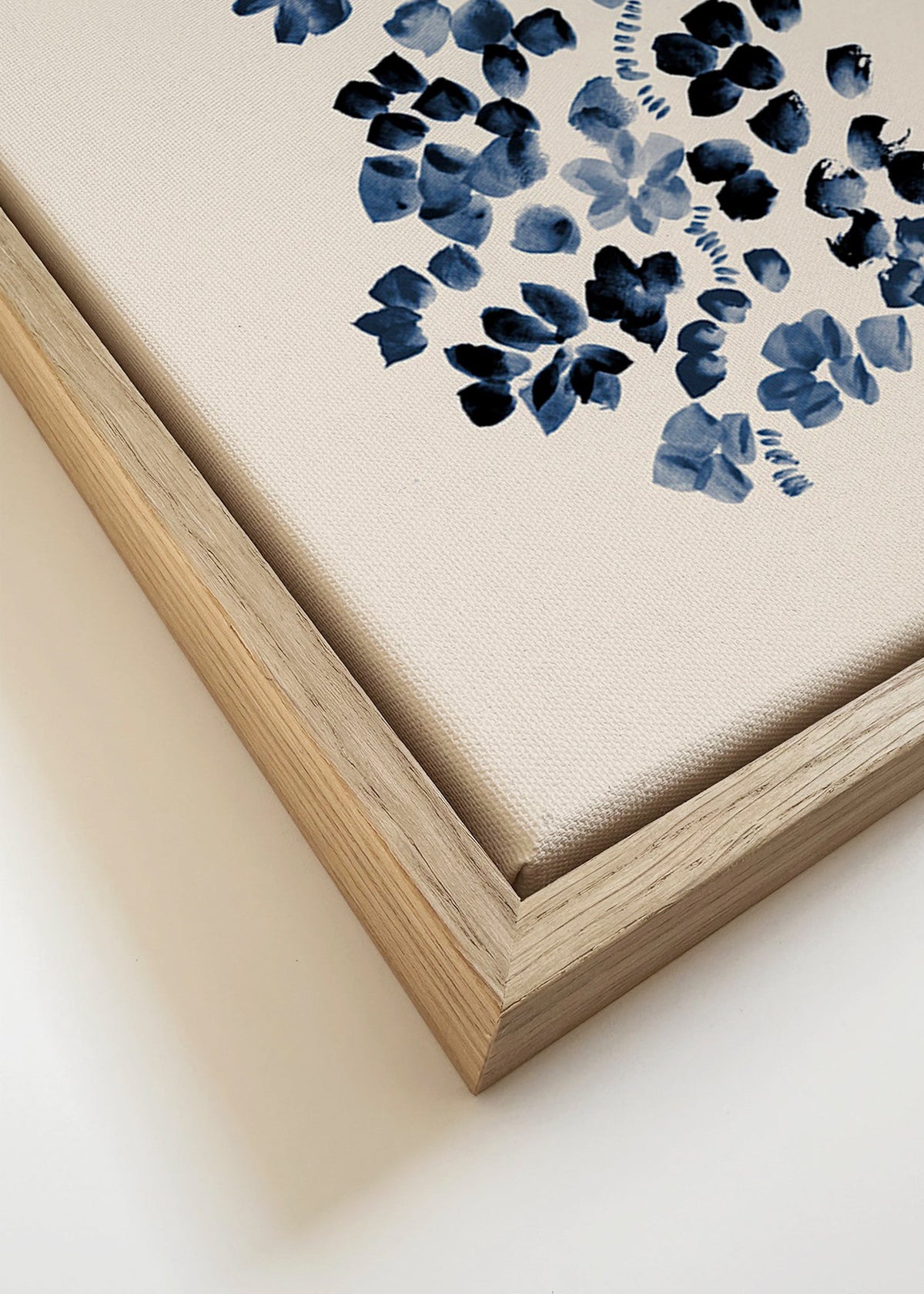 Estampa botânica com flores azuis sobre creme – Canvas detail