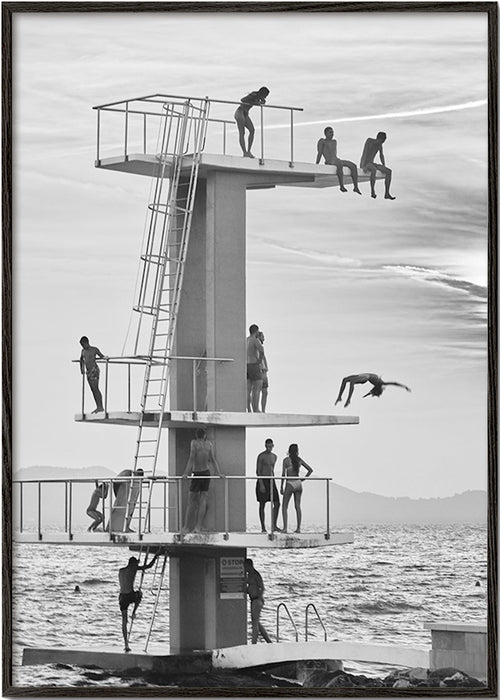 Fotografia de torre de salto na costa – Black Frame