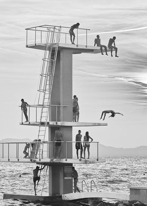 Fotografia de torre de salto na costa