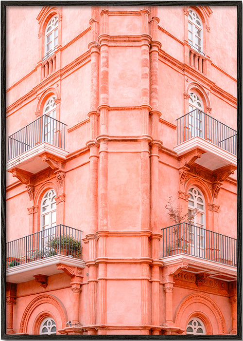 Quadro cidade: fachada rosa com varandas – Black Frame