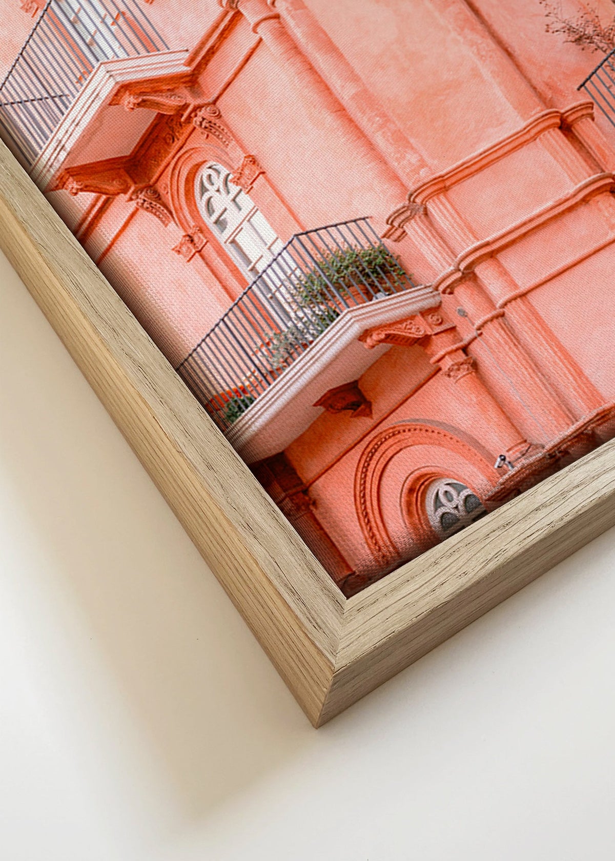 Quadro cidade: fachada rosa com varandas – Canvas detail