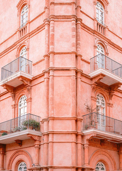 Quadro cidade: fachada rosa com varandas