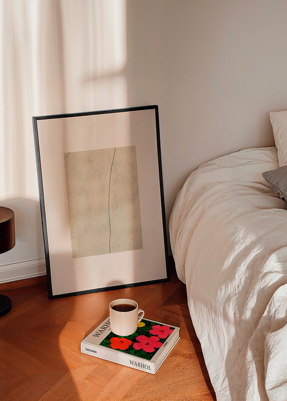 Quadro minimalista com linha curva sobre textura bege – Product1