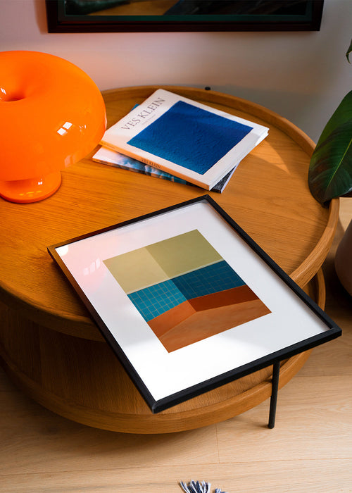 Design minimalista: canto com azulejos azuis e chão terracota – Product1