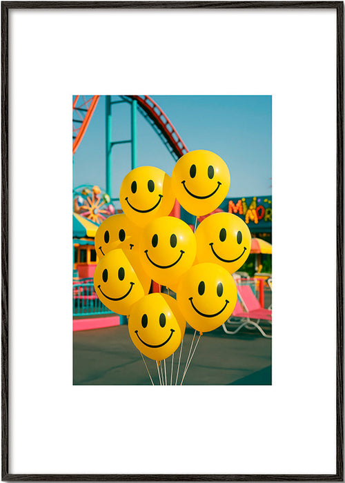 Fotografia de balões sorridentes no parque de diversões – Black Frame