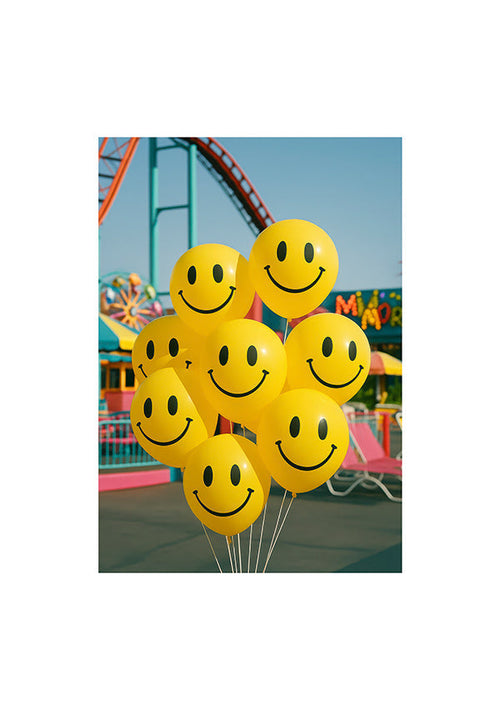 Fotografia de balões sorridentes no parque de diversões