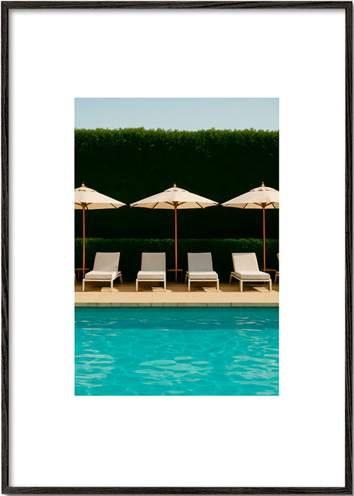 Fotografia de piscina com guarda-sóis e linhas limpas – Black Frame