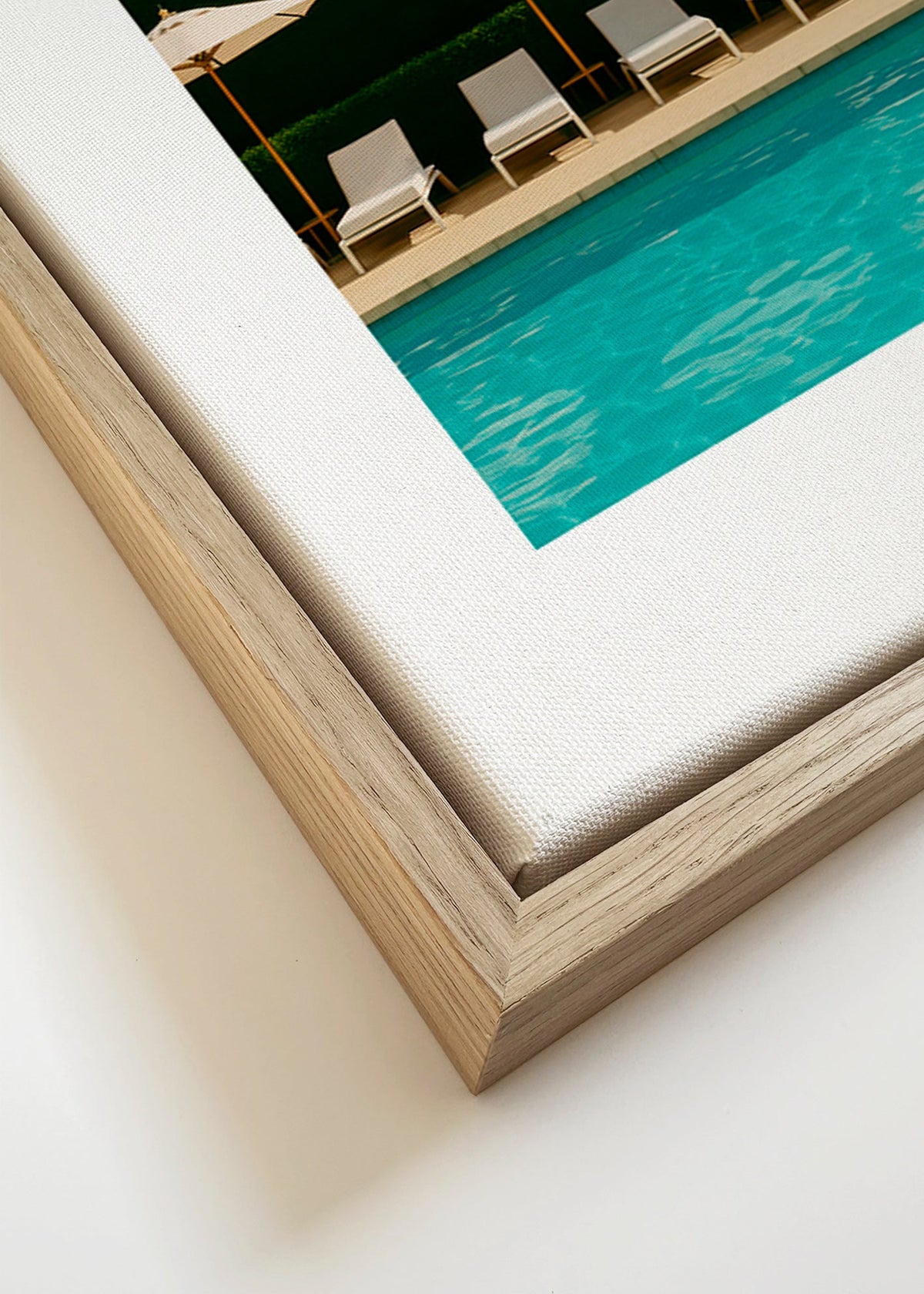 Fotografia de piscina com guarda-sóis e linhas limpas – Canvas detail