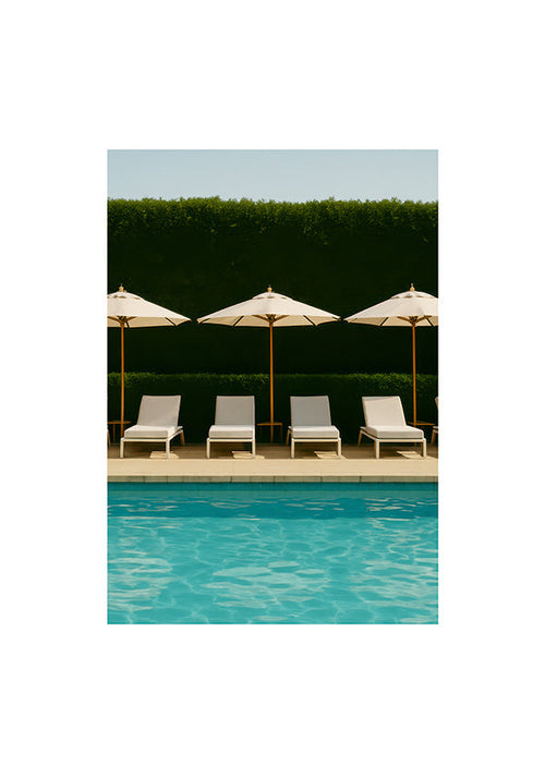 Fotografia de piscina com guarda-sóis e linhas limpas