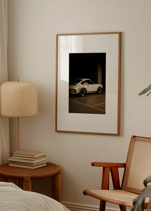 Fotografia de carro clássico em garagem noturna – Product1