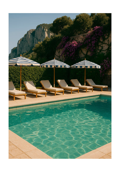 Fotografia de piscina com guarda-sóis às riscas