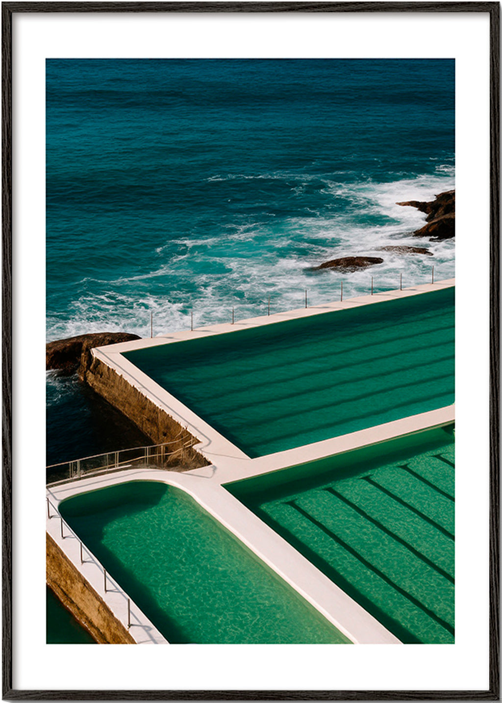 Cuadro de paisaje con piscinas junto al mar – Black Frame