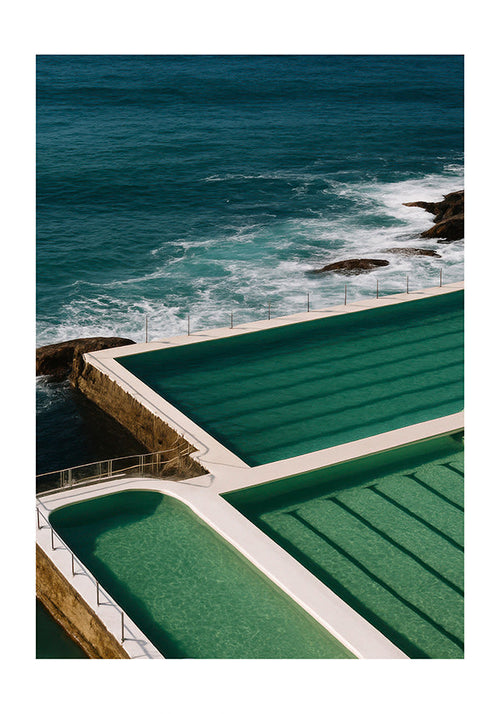 Quadro paisagístico com piscinas junto ao mar