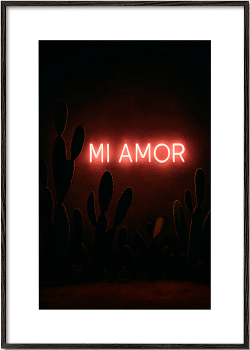 Fotografia: letreiro neon 'Mi Amor' com cactos – Black Frame