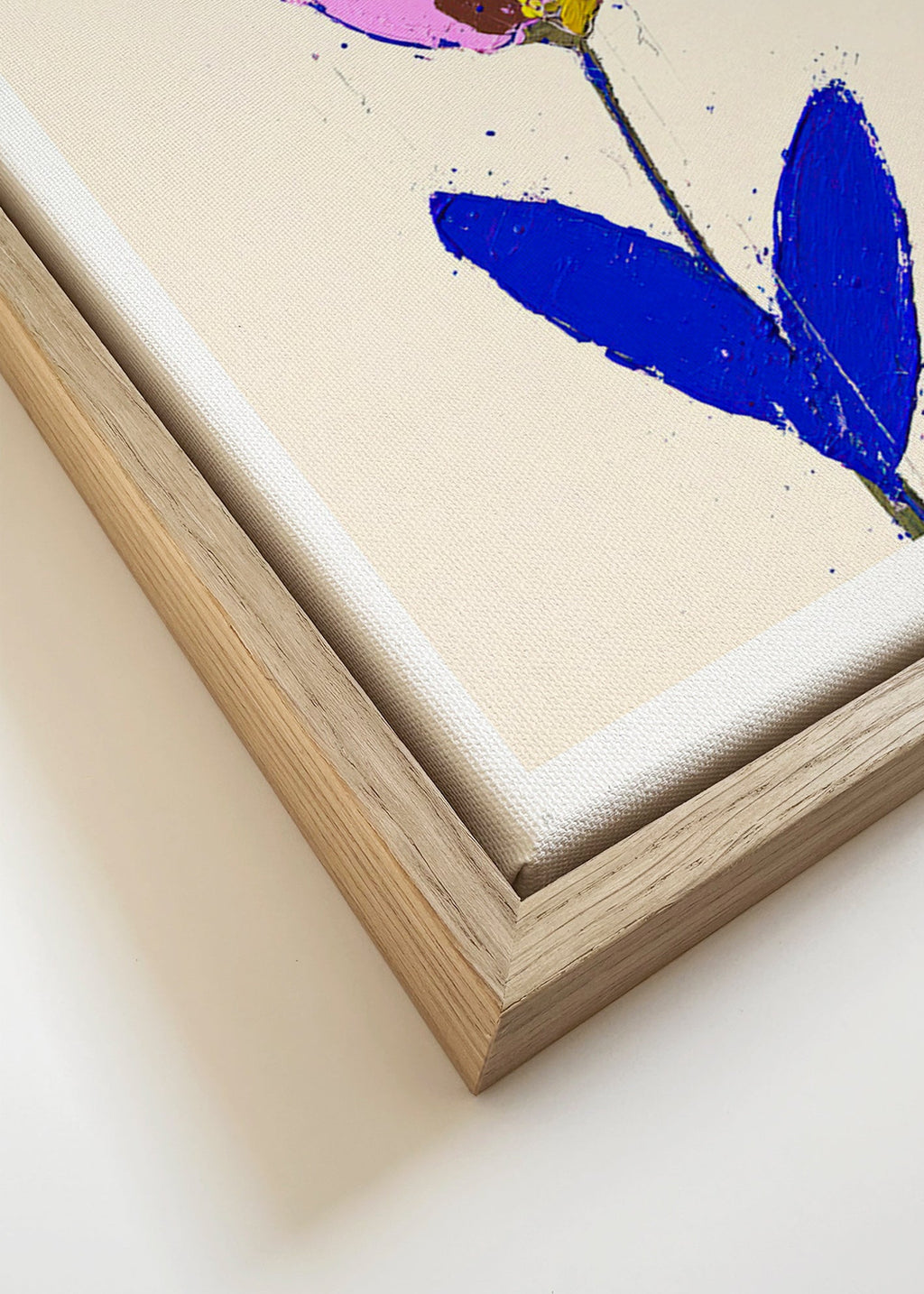 Estampa botânica com flor violeta e folha azul – Canvas detail