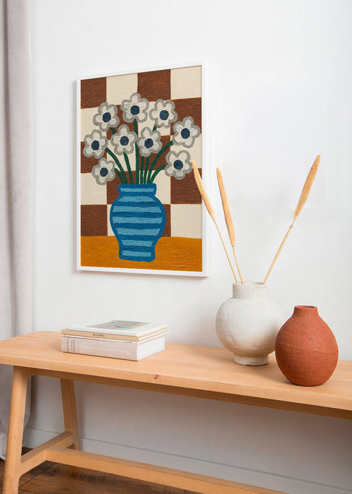 Estampa botânica: vaso azul com flores em fundo quadriculado – Product1