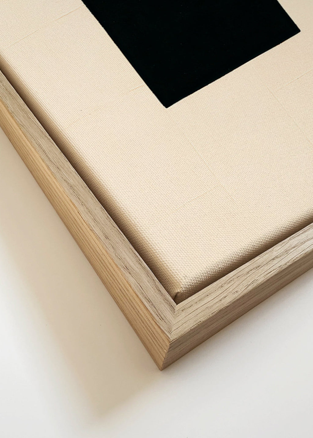 Quadro abstrato: quadrado preto sobre creme – Canvas detail