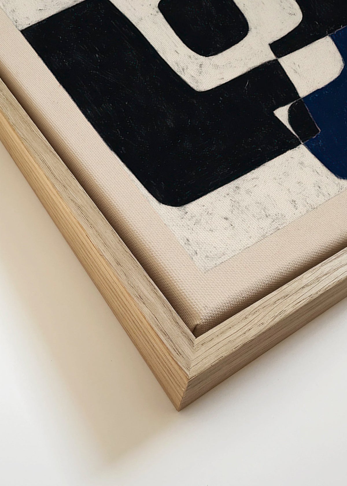 Quadro abstrato com blocos negros e acento azul – Canvas detail